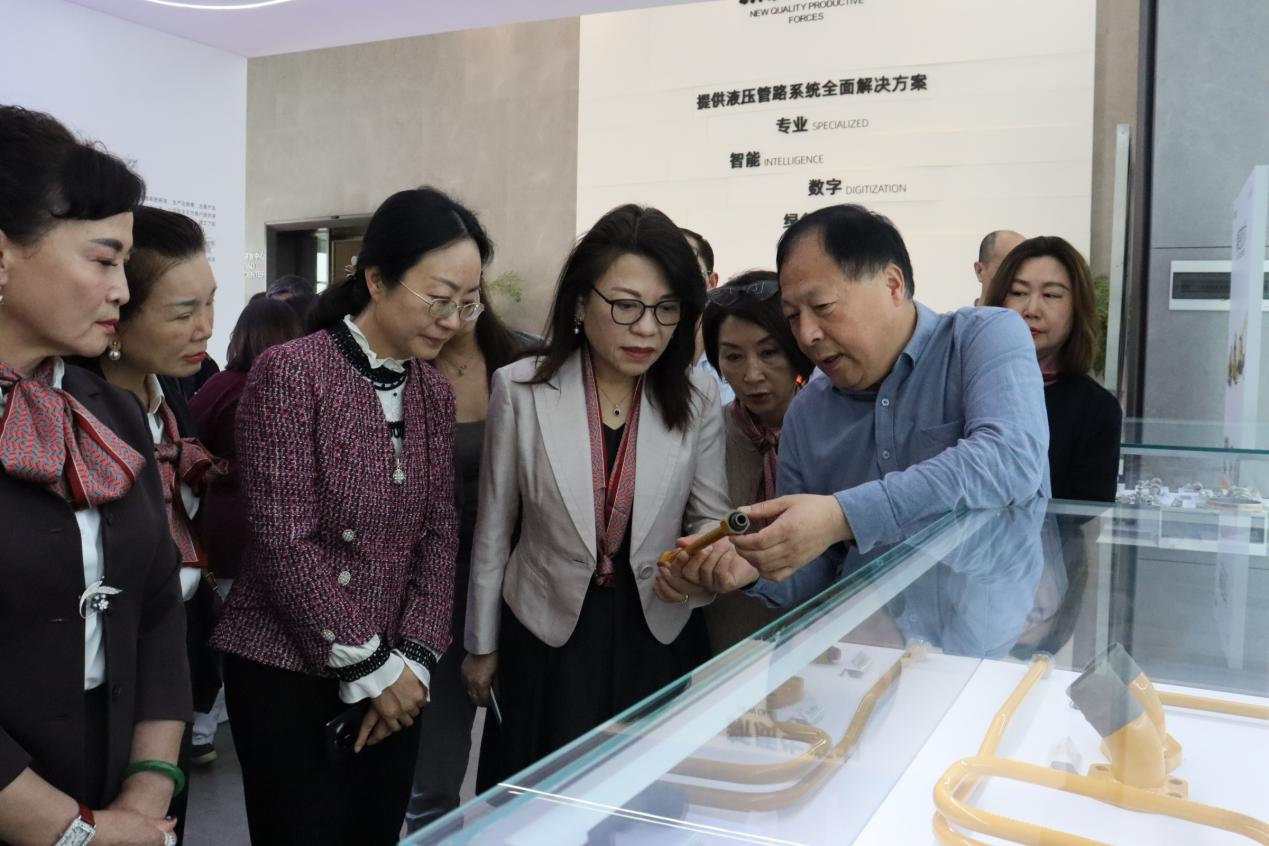 2025年3月26日，全国台企联常务副会长、妇女工委会主委李泓兰一行光临9001诚信金沙股份调研。